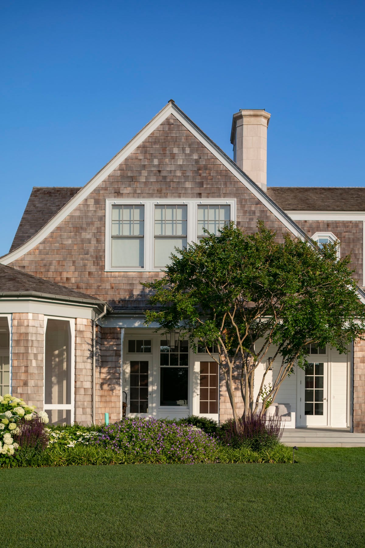 Hamptons landscape portfolio — LDG_2021_Schwartz_house_007, Hamptons landscape by Peconic Lawn & Tree Care