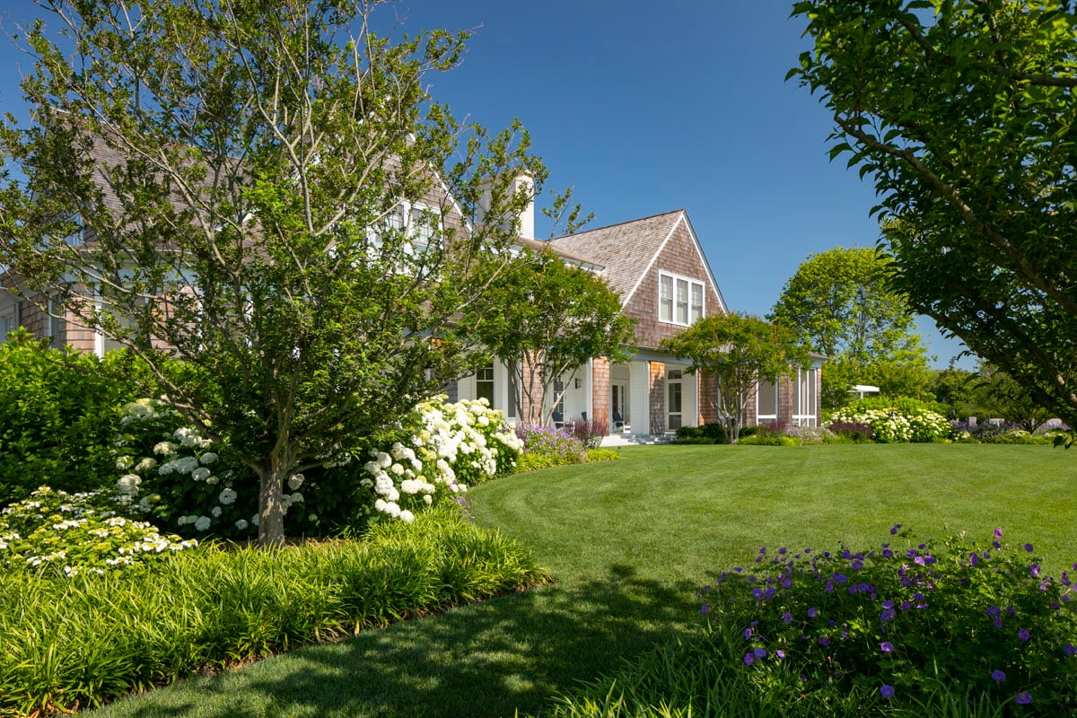 Hamptons landscape portfolio — LDG_2021_Schwartz_house_019, Hamptons landscape by Peconic Lawn & Tree Care